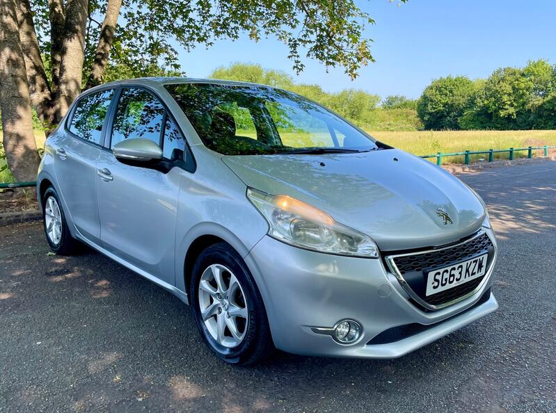 View PEUGEOT 208 1.2 VTi Active